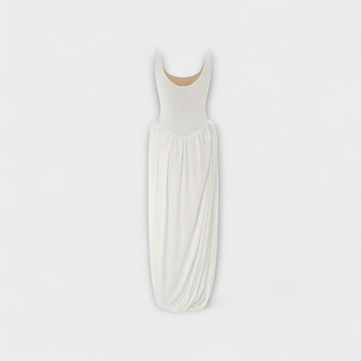 Drapiertes Maxikleid mit skulpturalem Rock und seitlichem Schlitz