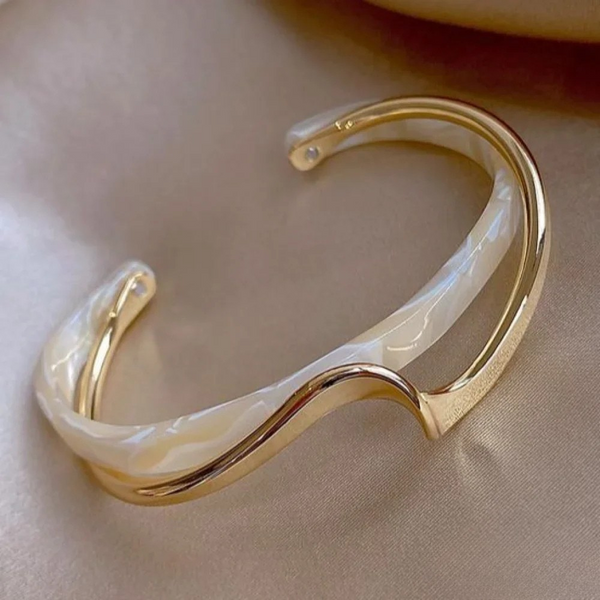 Elegantes Goldfarbene Armband mit Weissem Opal