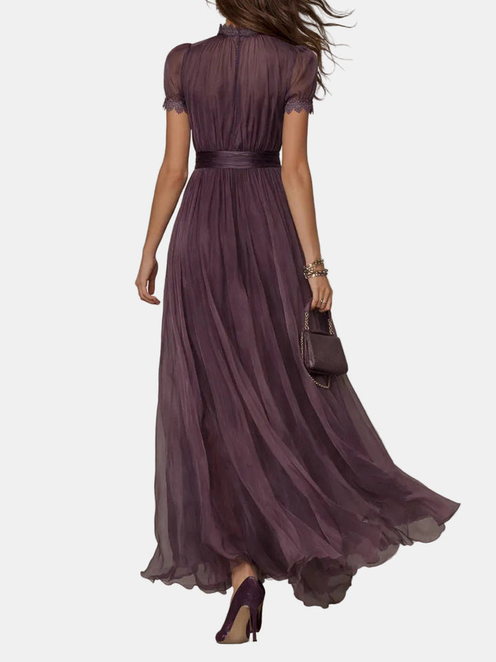 Flavia | Langes violettes Chiffonkleid mit Spitzenabschluss