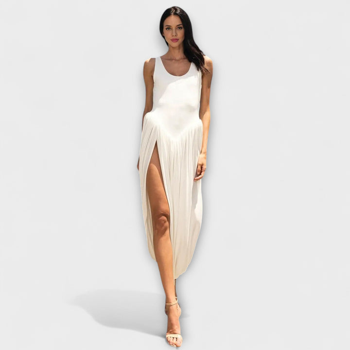 Drapiertes Maxikleid mit skulpturalem Rock und seitlichem Schlitz